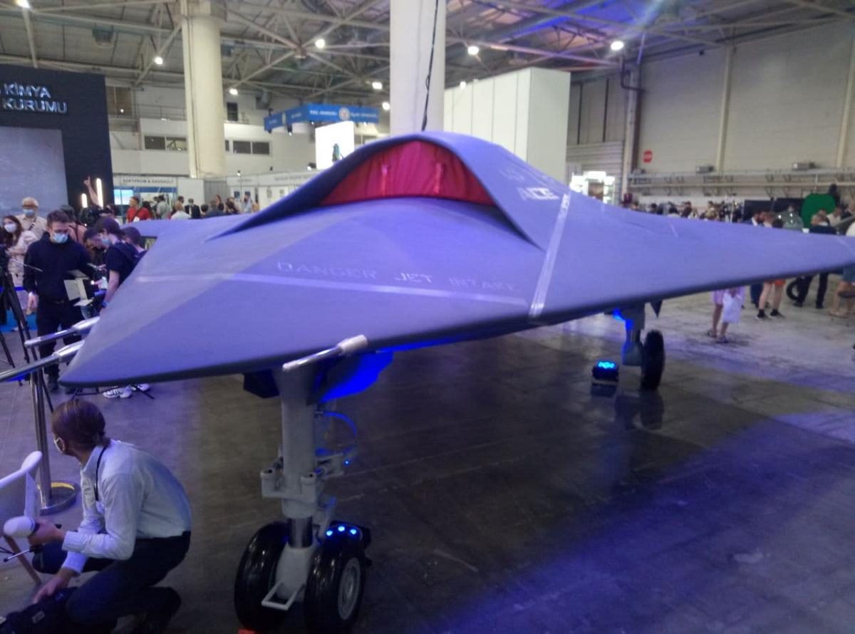 Разработанный украинцами: в Киеве на выставке показали высокоскоростной боевой дрон (фото)