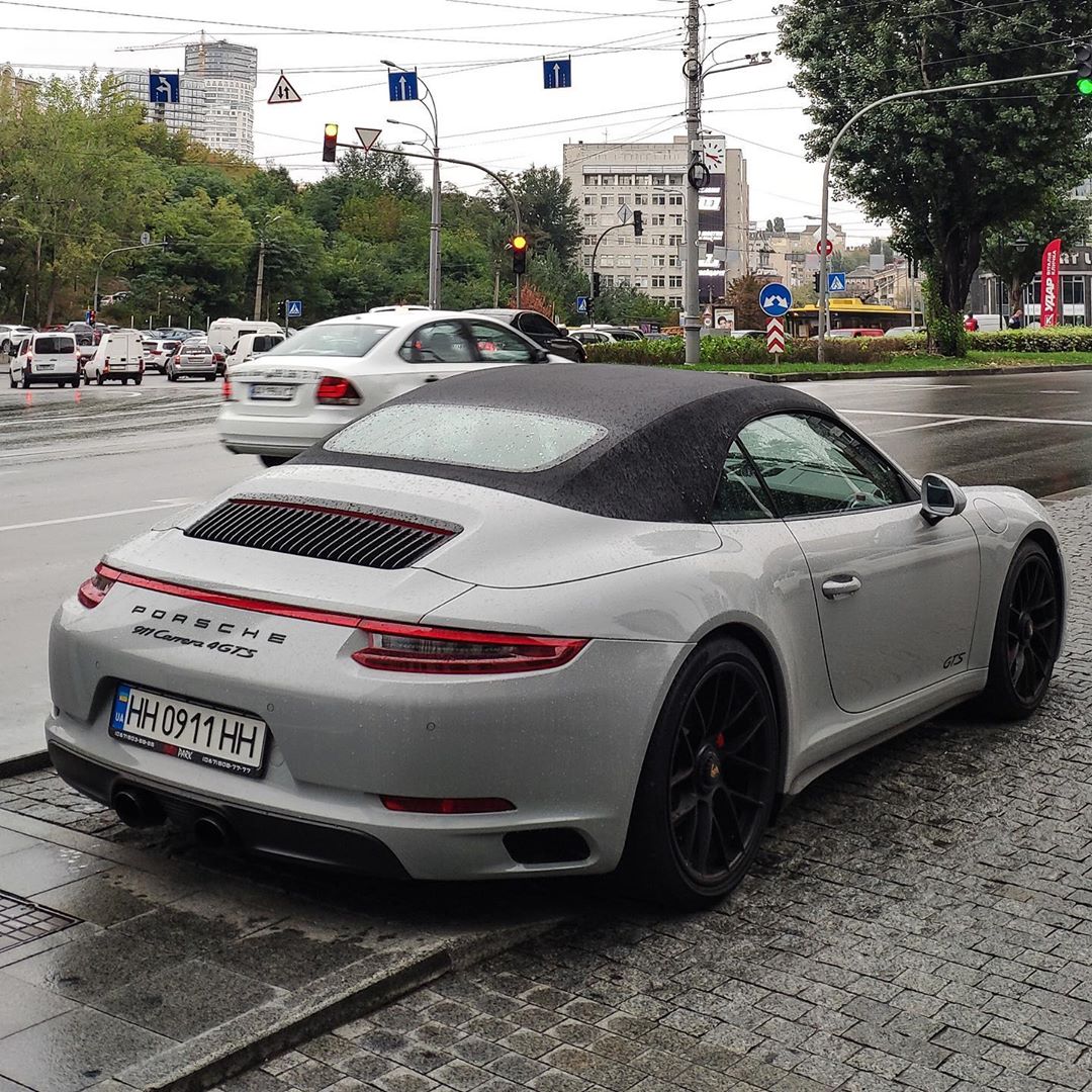 В Киеве заметили дорогущее авто: в сеть попало фото спорткара