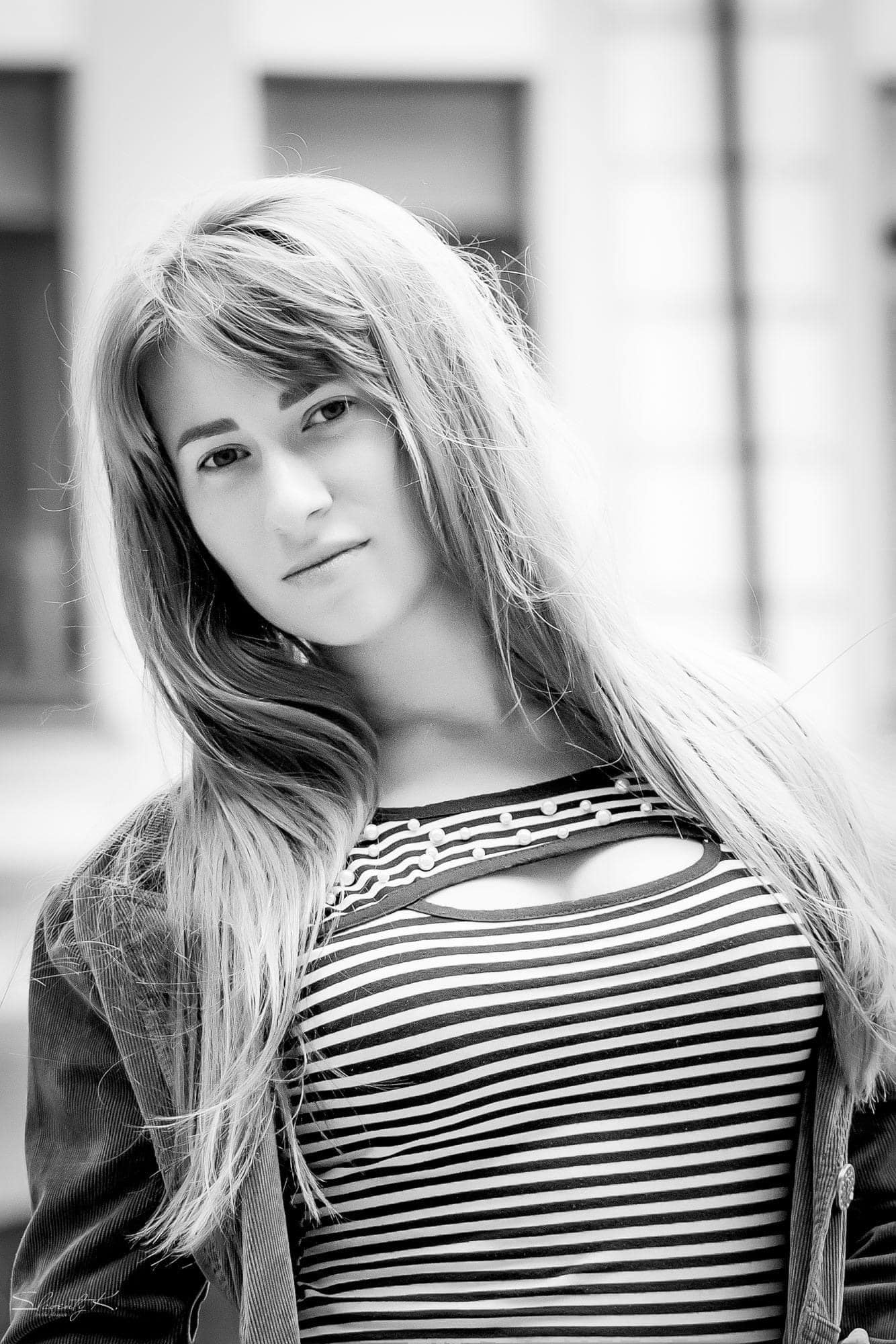 Девушка выпала из окна 4 этажа: нужна помощь