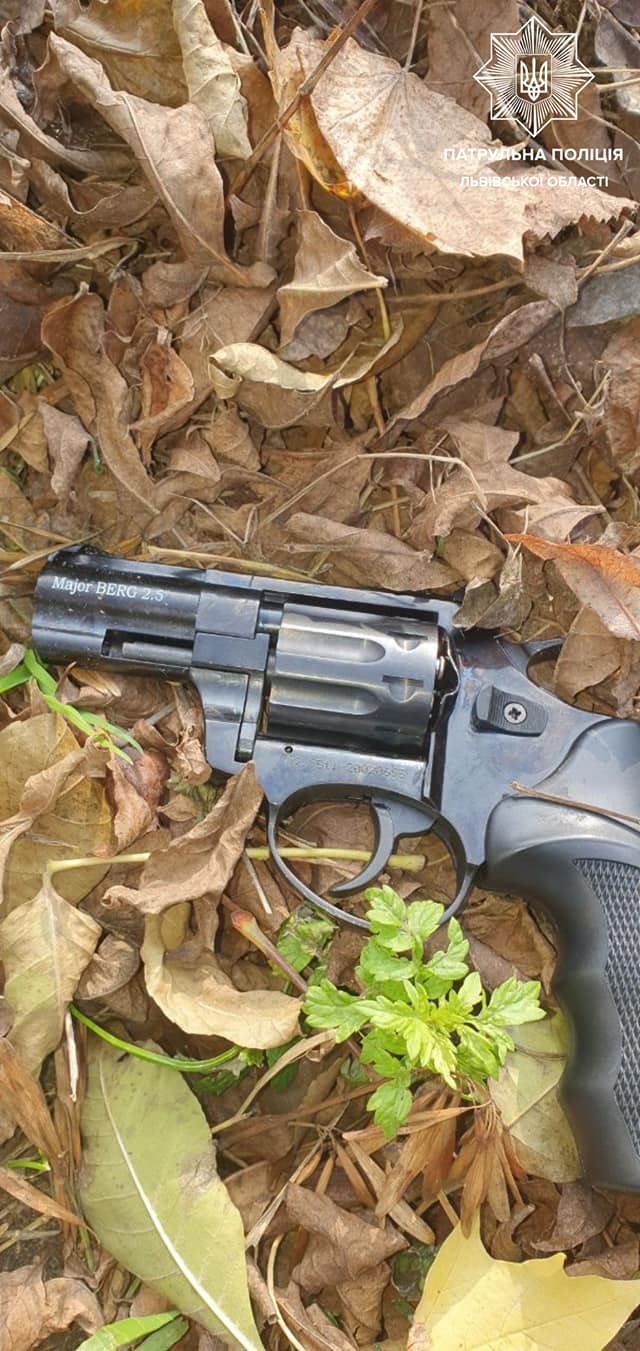 У Львові п'яна жінка почала стріляти з револьвера посеред вулиці