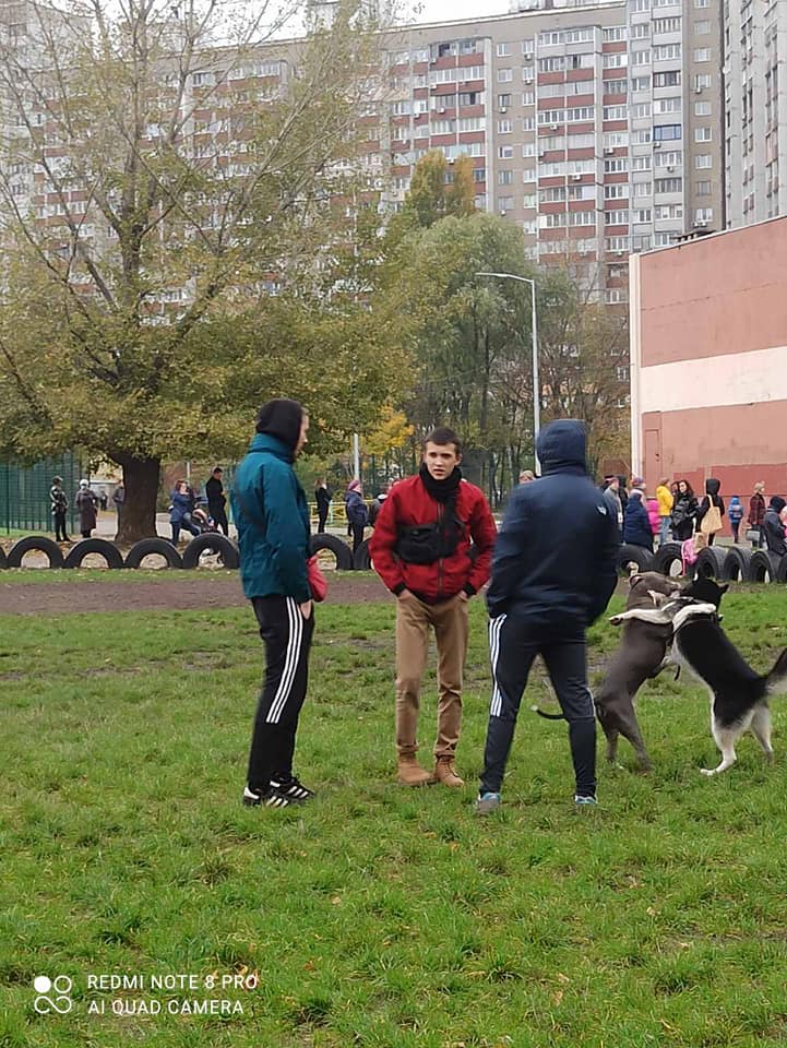 В Киеве заметили "сильно взрослых" детей с пистолетом и боевыми собаками