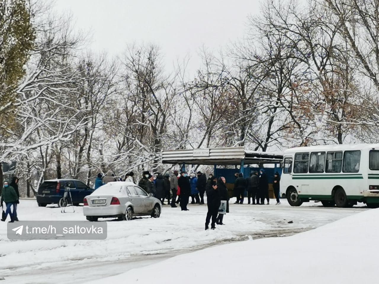 Город под Харьковом замело снегом, а отопление так и не включили: люди перекрыли трассу