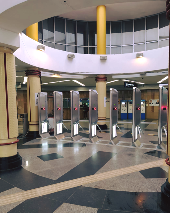 В метро Киева установили новые турникеты: "зайцы" не проскочат
