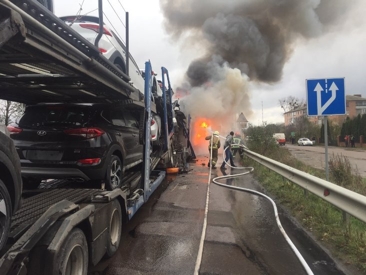 В Ровенской области столкнулись и загорелись два грузовых автомобиля, есть погибший