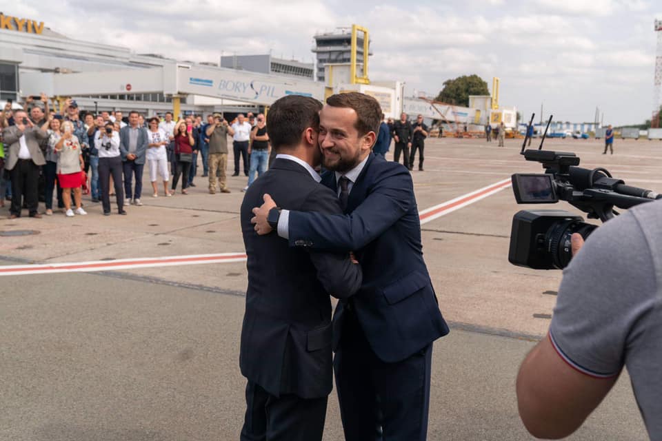 Соратники Зеленского показали, как вывозили пленных из Москвы (фото)