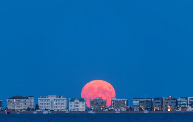 Осетровое полнолуние: появились мощные фото и видео редкого явления