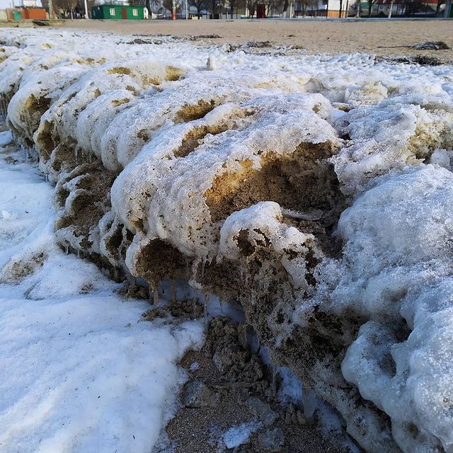 Азовское море сковали плотные льды: завораживающие фото