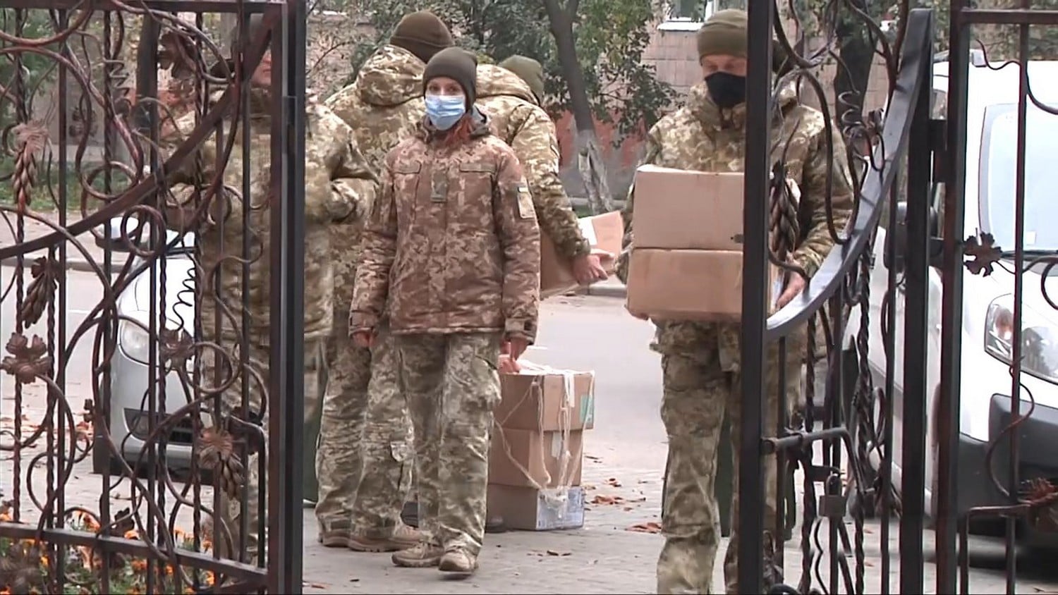 Сліпа жінка зворушила українських воїнів, зв'язавши їм 2100 пар рукавичок (фото)