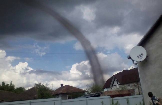 Смерч в Тернополе: видео