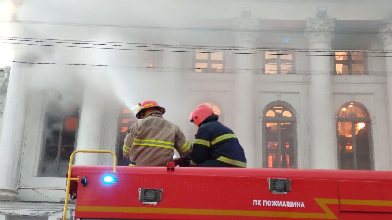 В Полтаве несколько часов не могут потушить пожар в историческом доме: центр перекрыт