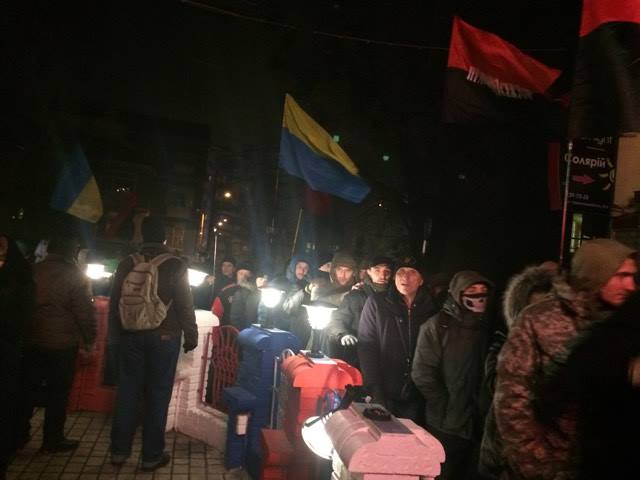 Представители националистических организаций штурмуют офис Медведчука