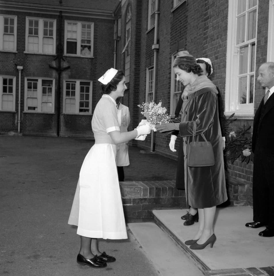 Фантастически! Елизавета II умилила сеть человечным поступком (фото)