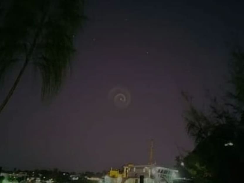 В небе появилась загадочная спираль, которая поразила людей: что это было и как она выглядит