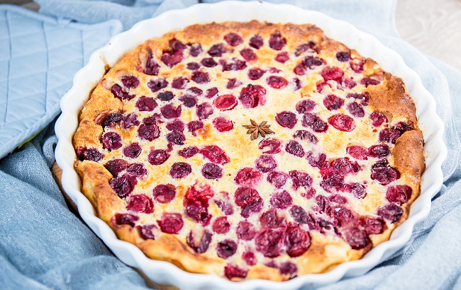 Рождественский десерт: пряный клафути с вишней