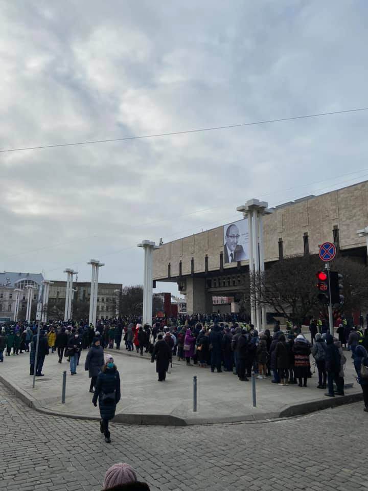 Харьков прощается с Кернесом: огромные очереди и море цветов (фото)