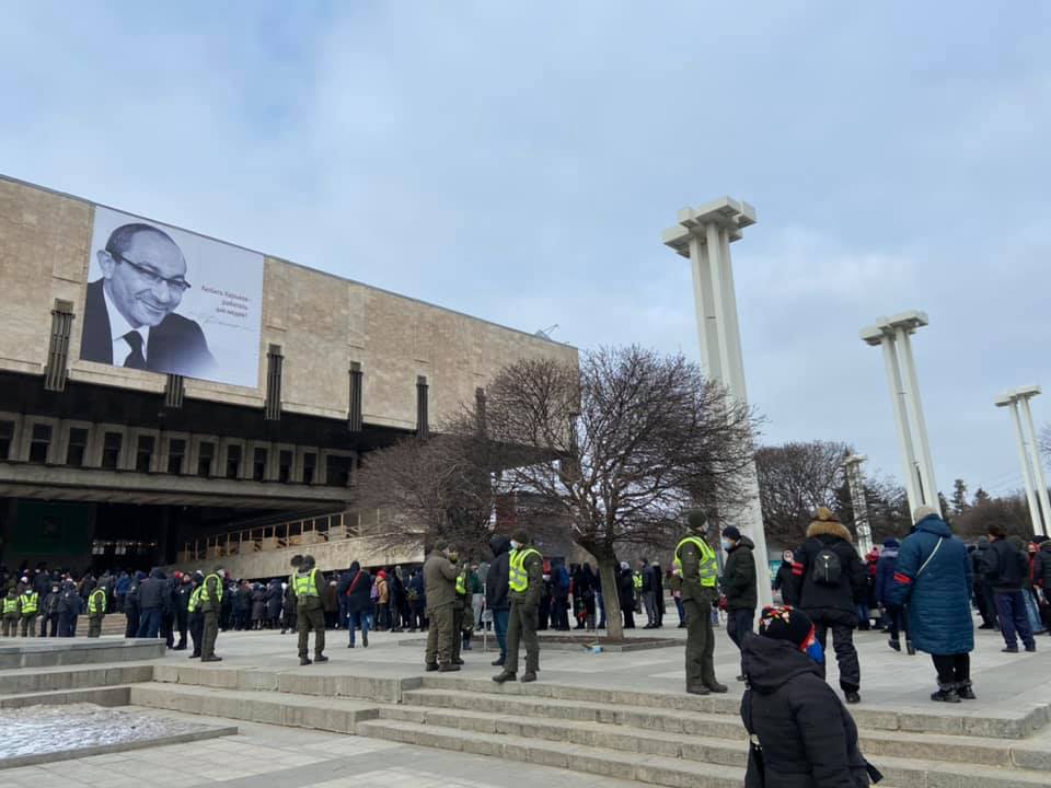 Харьков прощается с Кернесом: огромные очереди и море цветов (фото)