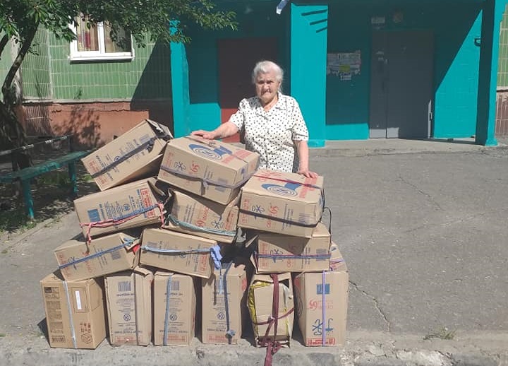 87-летняя бабушка восхитила украинцев: сшила для воинов 10 тысяч пар теплых рукавиц