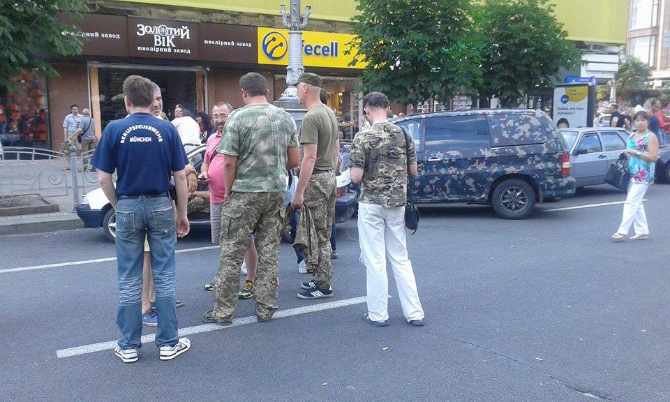 Фото: активисты перекрыли Крещатик активисты перекрыли Крещатик