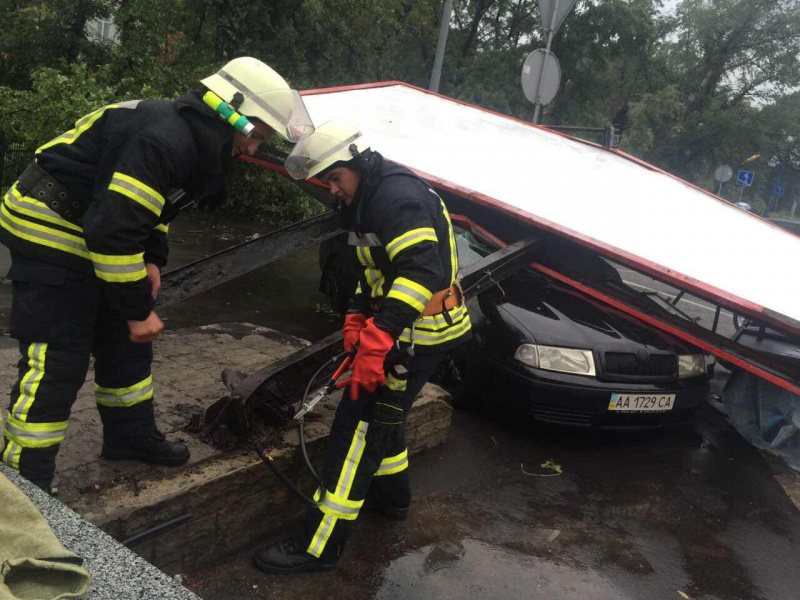 У Києві через зливу затопило Солом'янський суд
