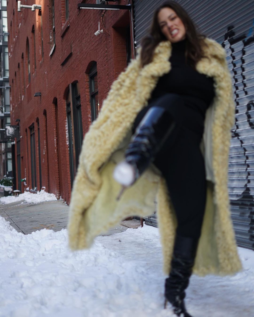 Бездоганна з голови до ніг: Ешлі Грем в стильному образі підкорила розкішним тілом