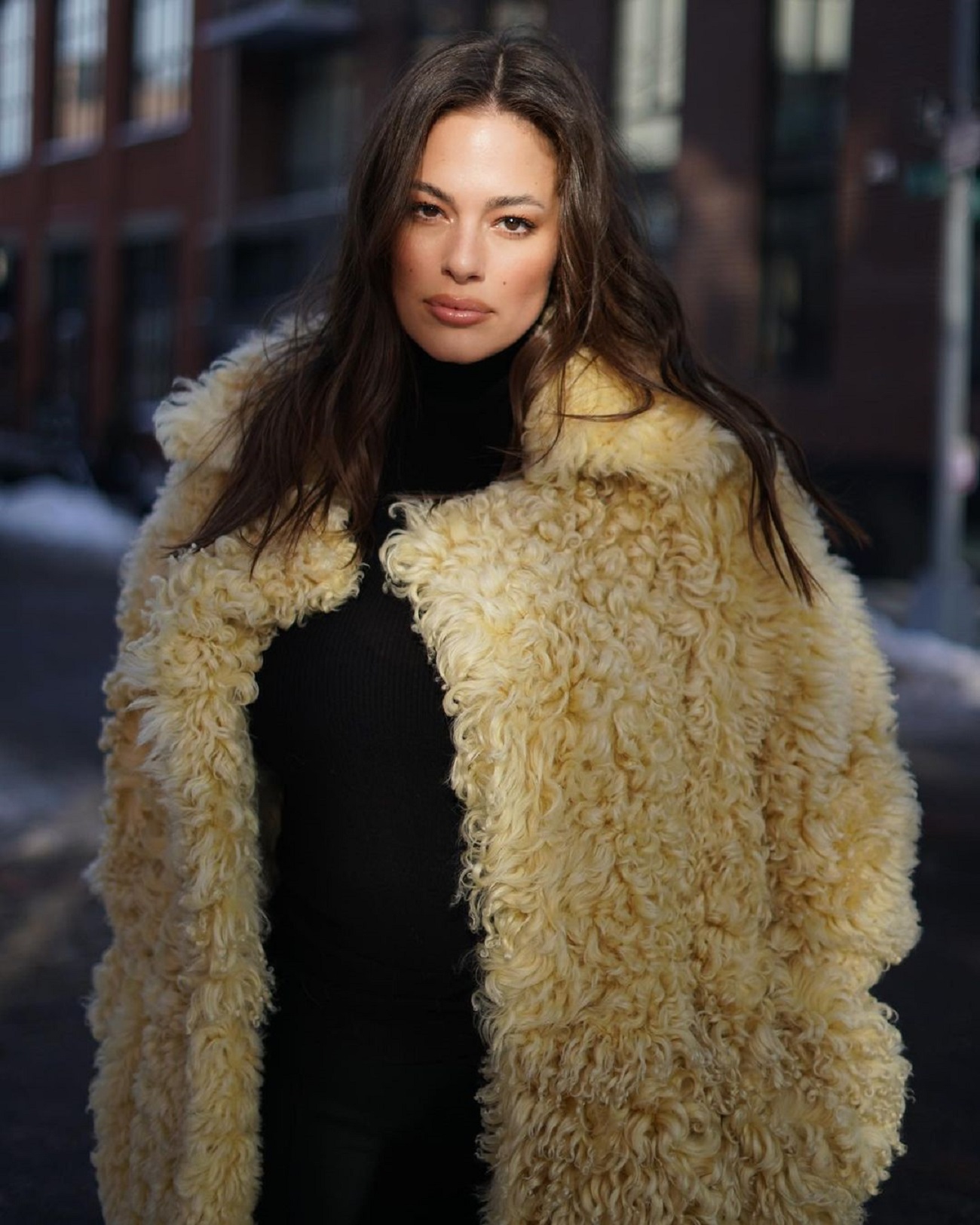 Бездоганна з голови до ніг: Ешлі Грем в стильному образі підкорила розкішним тілом