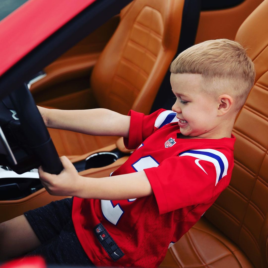 У мене в п'ять теж була машина: Влад Яма посадив сина за кермо спорткара