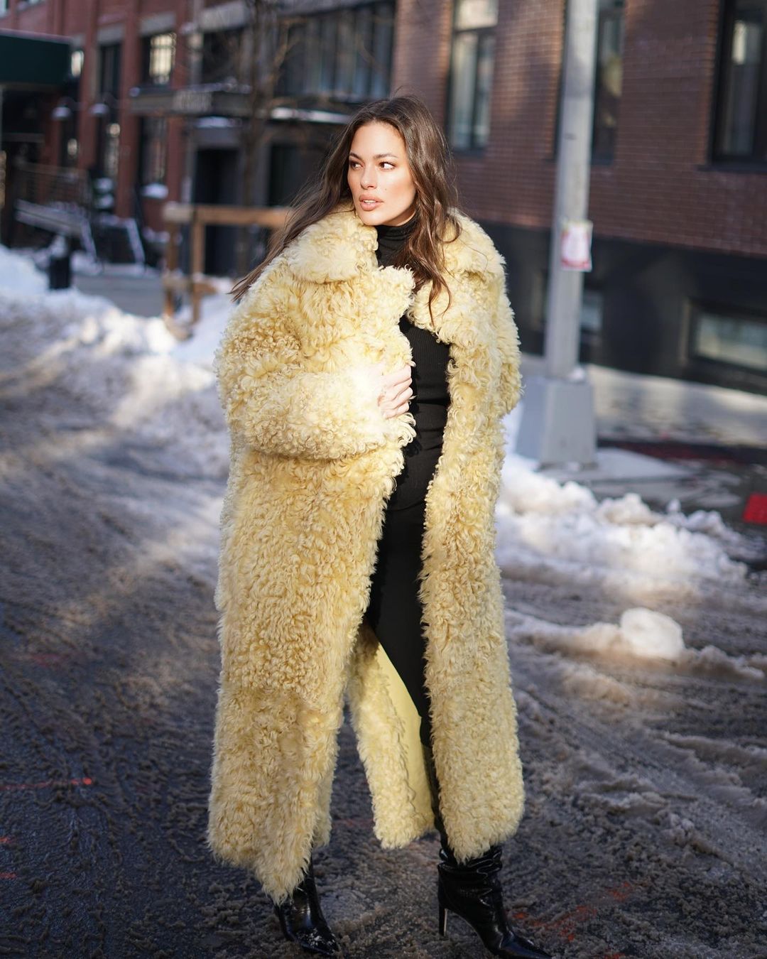 Бездоганна з голови до ніг: Ешлі Грем в стильному образі підкорила розкішним тілом