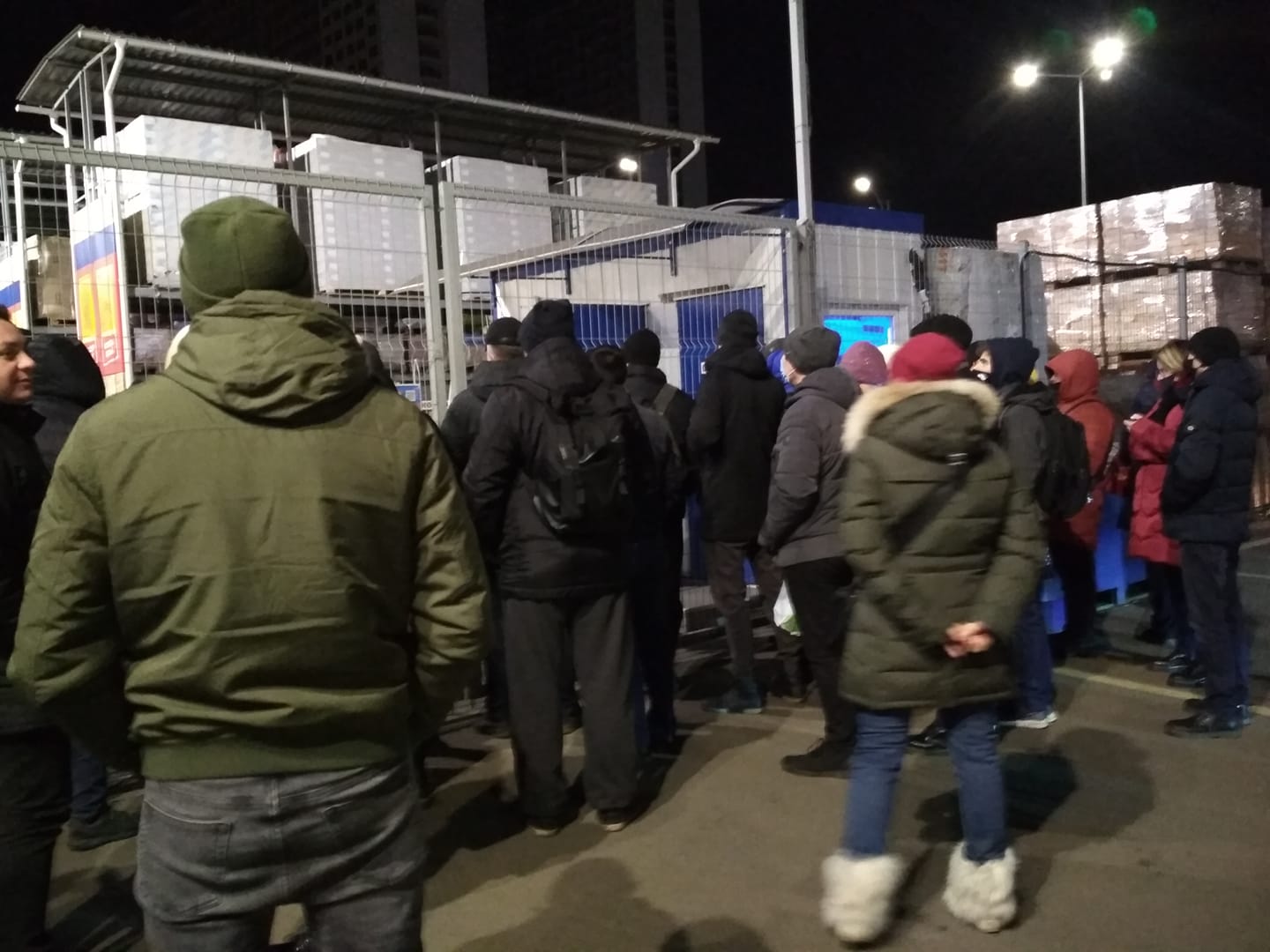 Під "Епіцентром" люди мерзнуть у величезних чергах: відео та фото