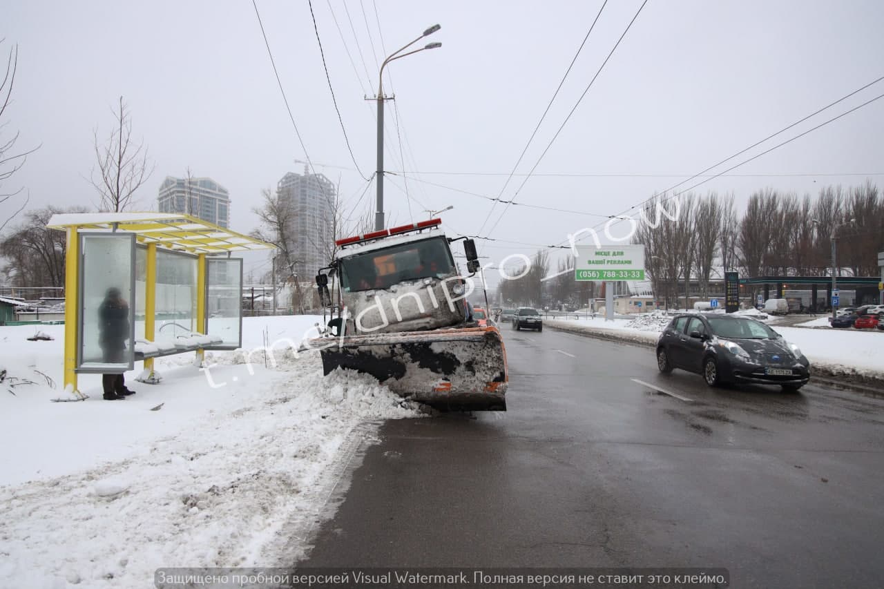 У Дніпро на Старий Новий рік прийшла справжня зима: снігові бархани і "пастки" на дорогах (відео та фото)