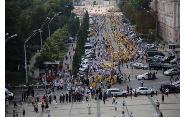 ход начался из Владимирского собора