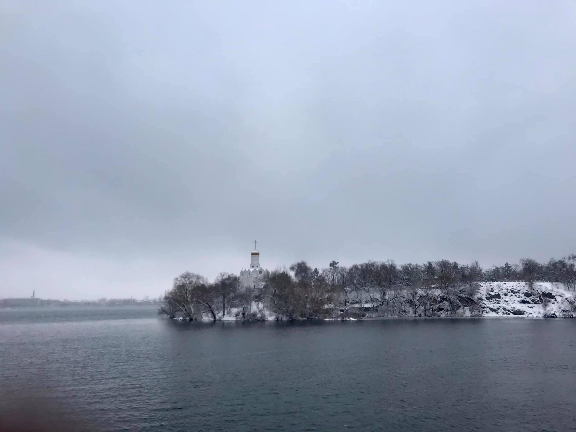 У Дніпро на Старий Новий рік прийшла справжня зима: снігові бархани і "пастки" на дорогах (відео та фото)