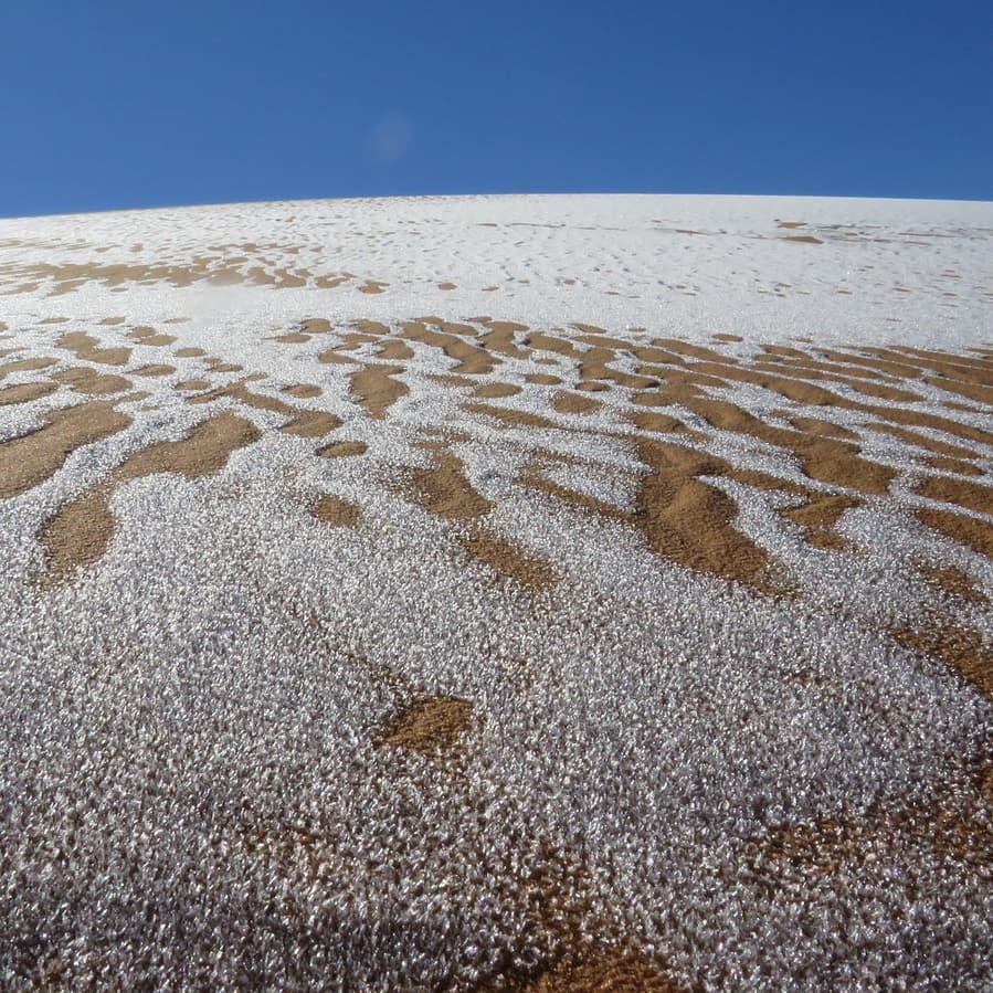В Сахаре выпал снег: фото и видео из крупнейшей жаркой пустыни