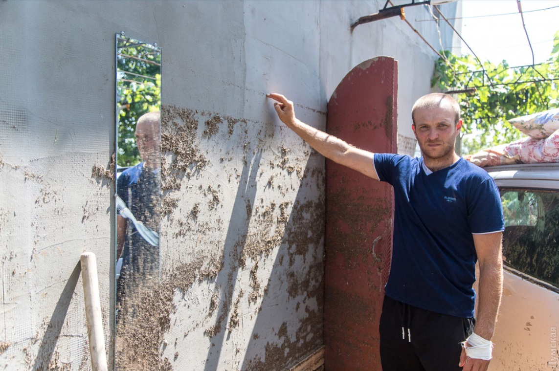 Чоловік врятував сусідів, що тонули в селевому потоці під Одесою: фото героя
