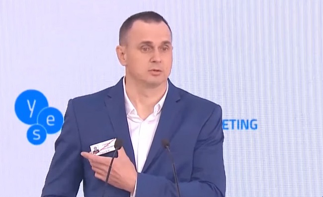 Моя маленькая борьба: Сенцов сделал Зеленскому символический подарок (видео)