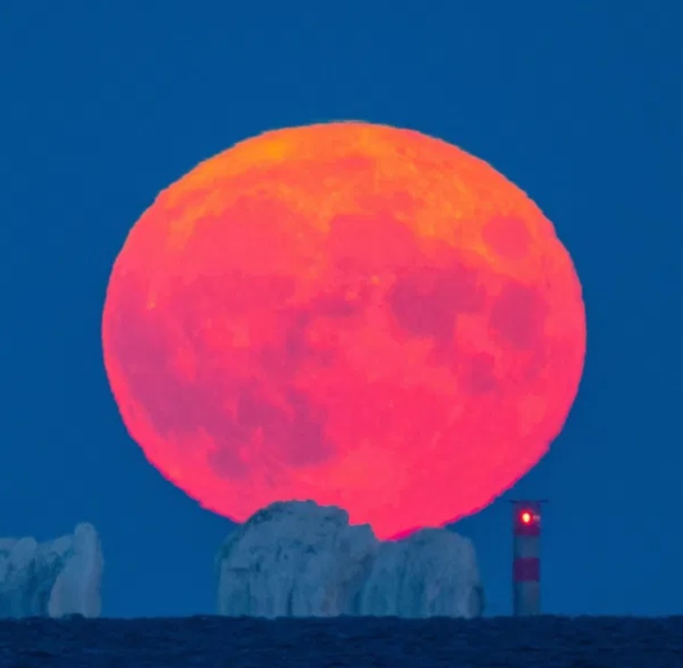 Осетровое полнолуние: появились мощные фото и видео редкого явления