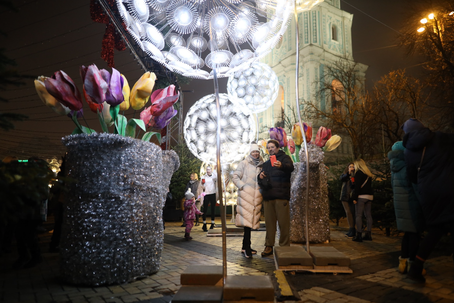 В Киеве зажгли главную елку страны: загорелась гирлянда и начался пожар