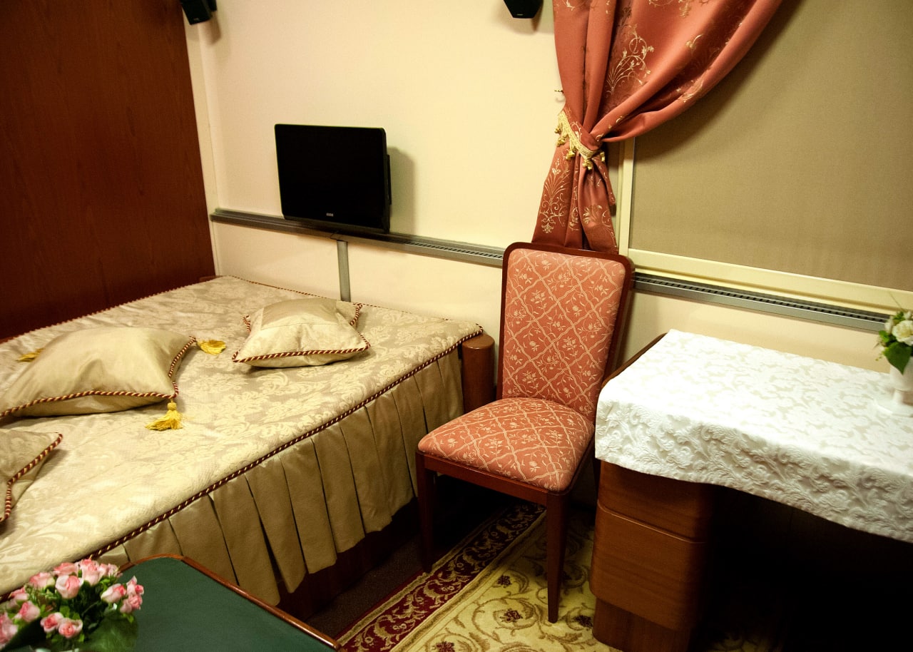 Кухня, спальня и душ: фото самых роскошных вагонов Укрзализныци