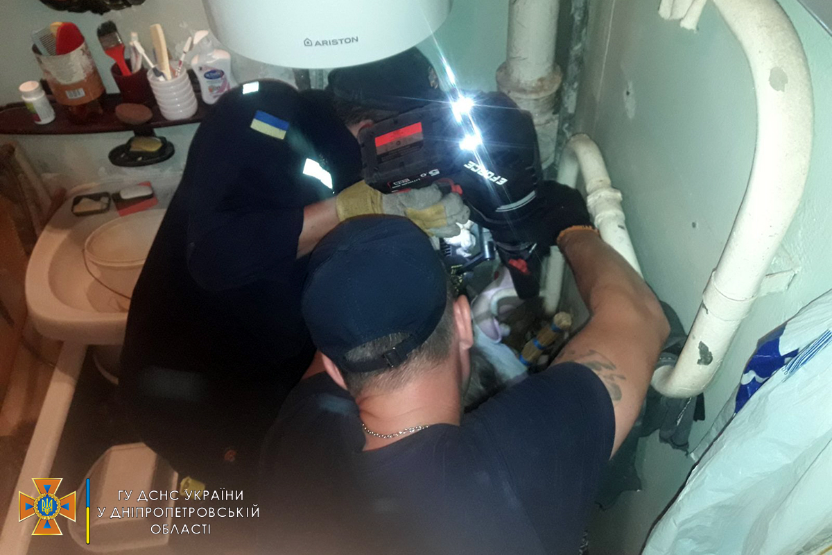 В Днепре женщина стала "заложницей" в туалете: на помощь пришли спасатели