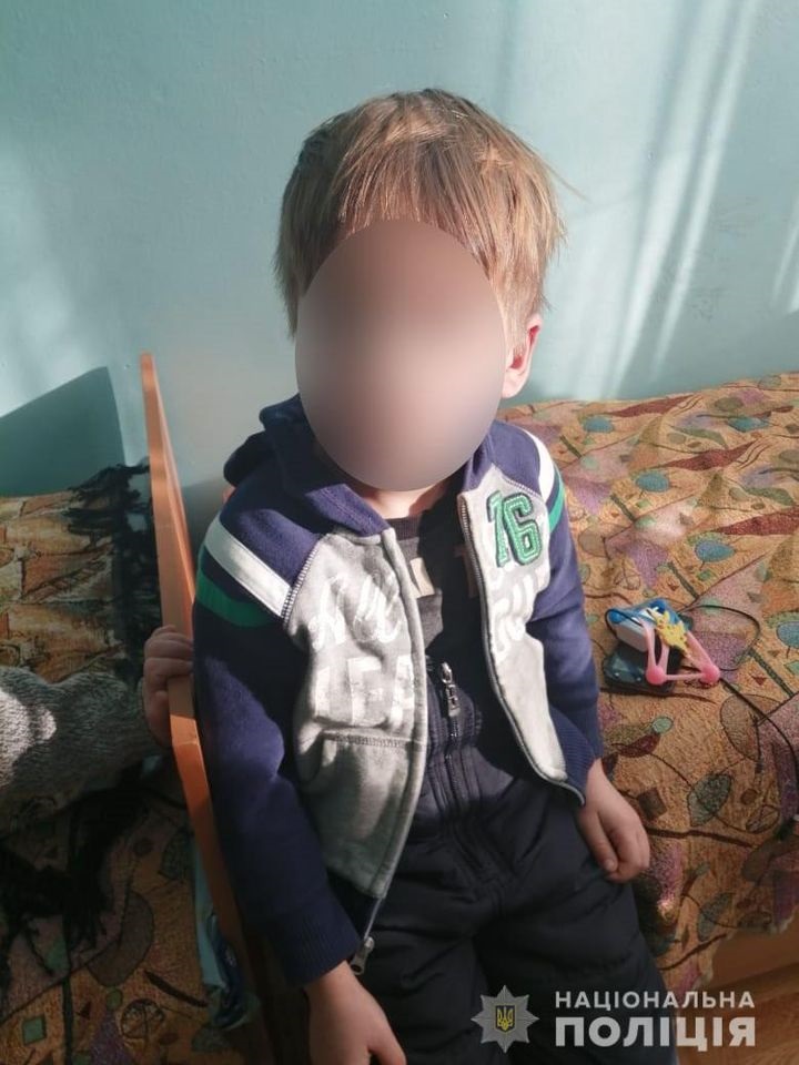 Без еды и в холоде: под Харьковом родители бросили малышей на двое суток