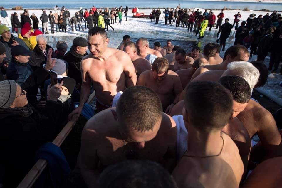 -20 не помеха: как в Киеве на Крещение люди окунаются в ледяную воду (фото)