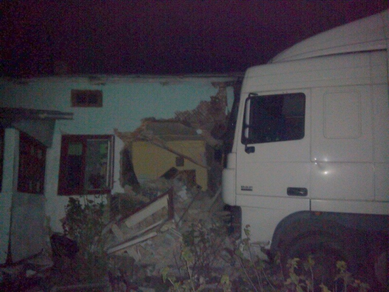 Во Львовской области грузовик протаранил дом