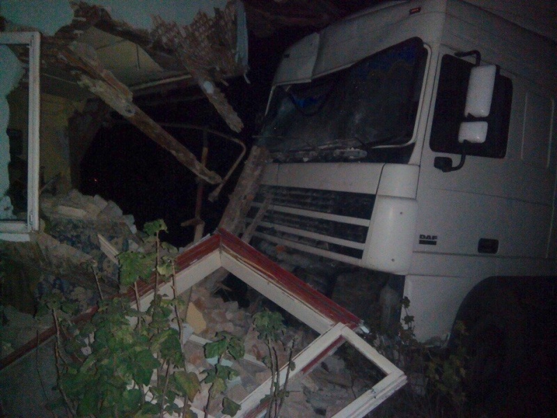 Во Львовской области грузовик протаранил дом