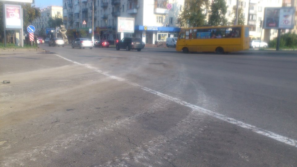 военная техника разрушает дороги в Киеве