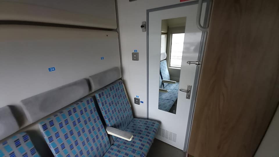 Как выглядят элитные купе в поездах Укрзализныци: отдельные умывальники и мониторы (фото)