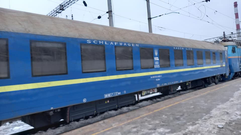 Как выглядят элитные купе в поездах Укрзализныци: отдельные умывальники и мониторы (фото)