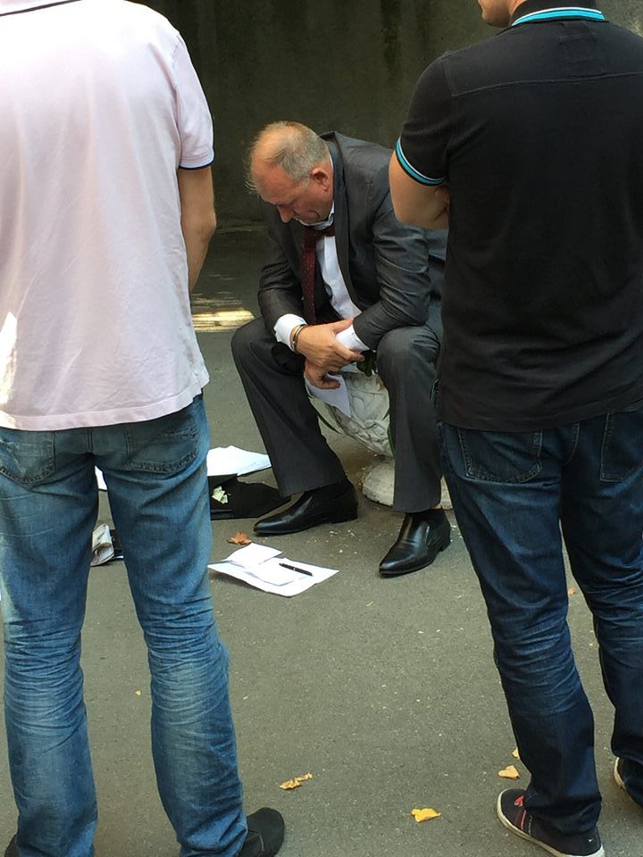 В Киеве возле АП задержали чиновника на взятке в 30 тыс. долларов