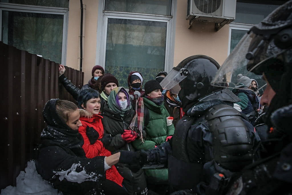 Загнали женщин и детей: в сети всплыли жесткие фото задержания людей на протестах в Москве