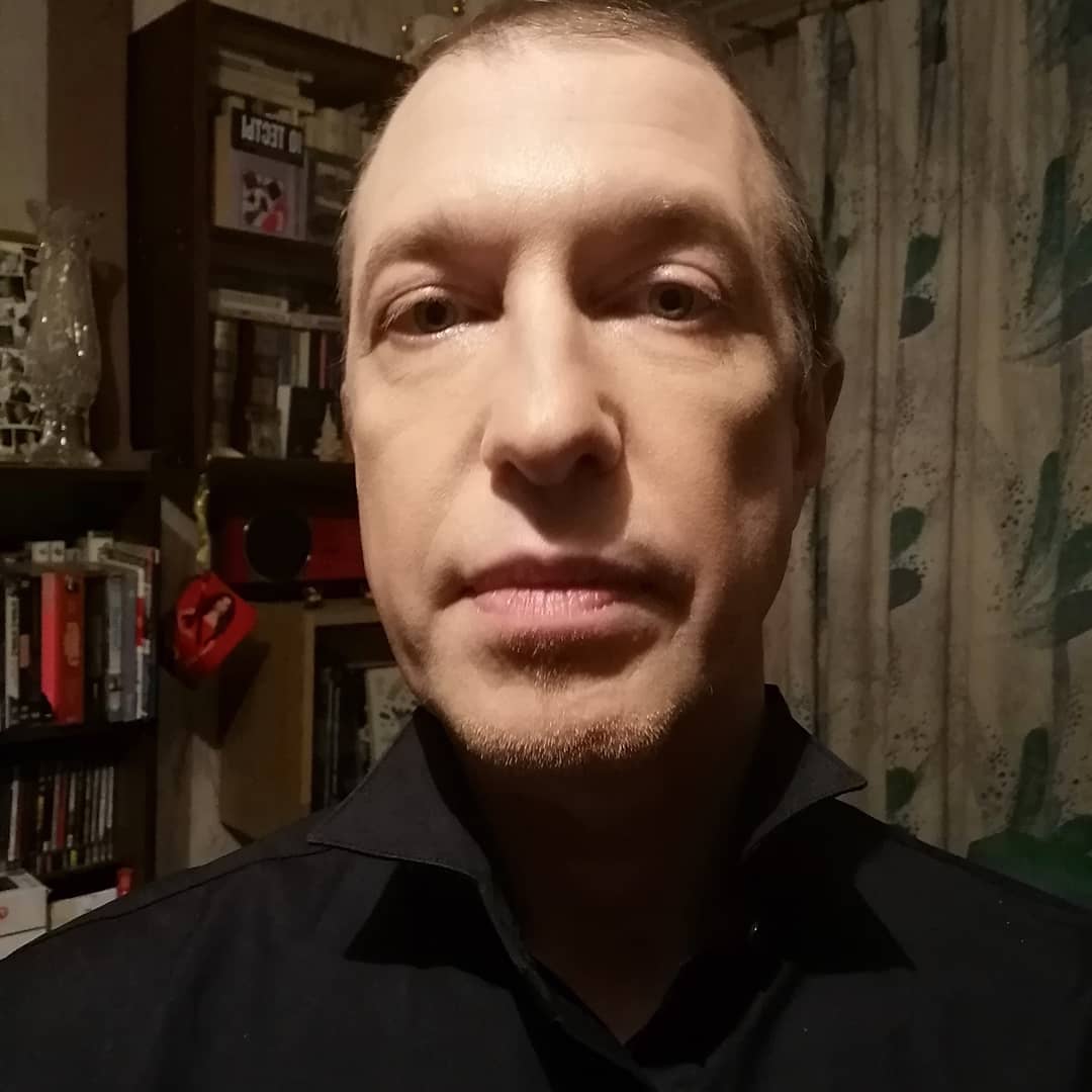 Экс-судья Х-Фактора удивил квартирой, где живет с мамой: "румынская стенка" и пожухлые шторы