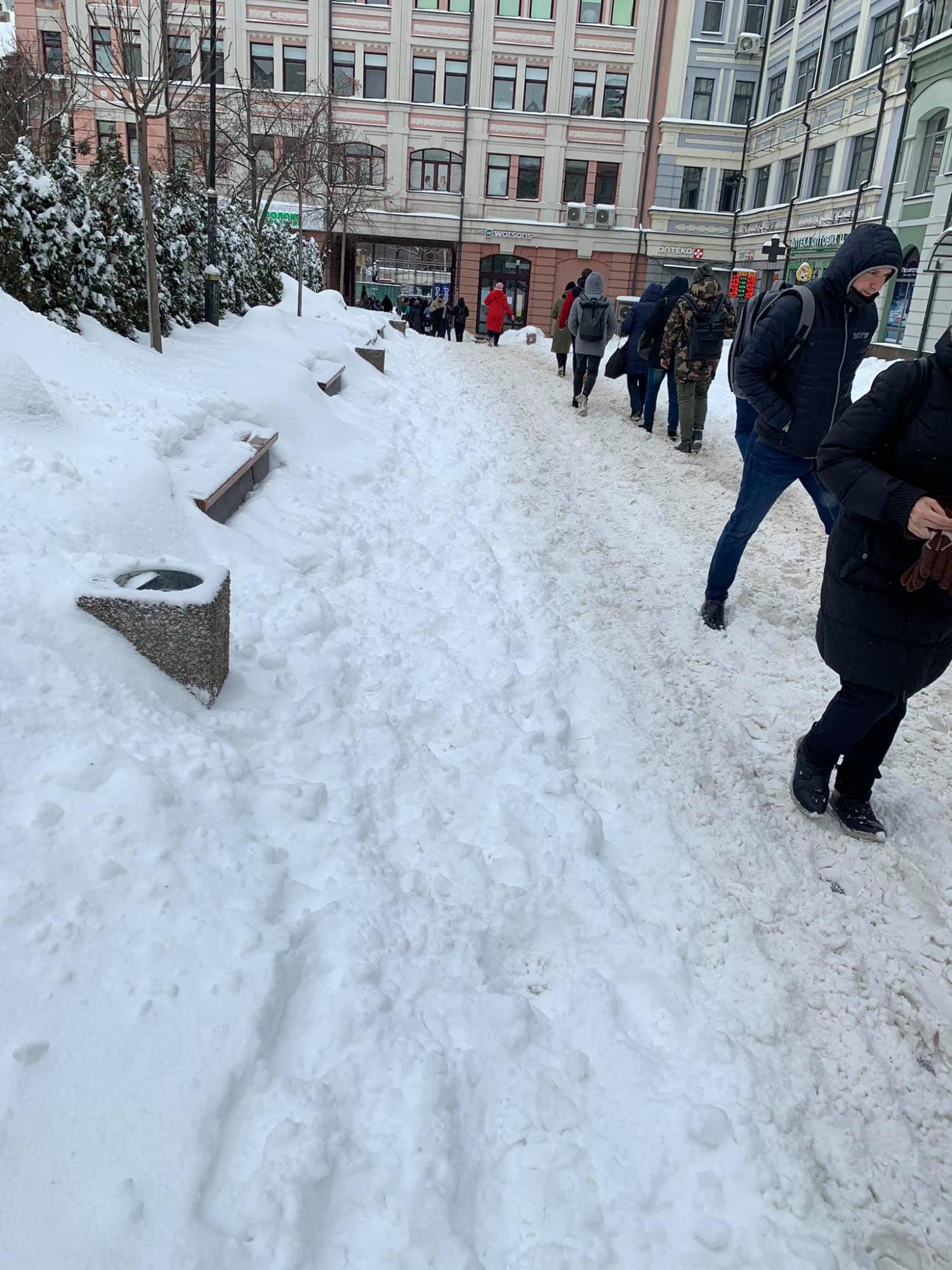 В метро Киева – коллапс, люди злые: видео с "Контрактовой площади"