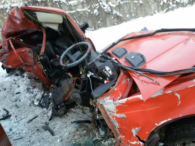 В Хмельницком столкнулись микроавтобус и автомобиль "ВАЗ", есть пострадавшие